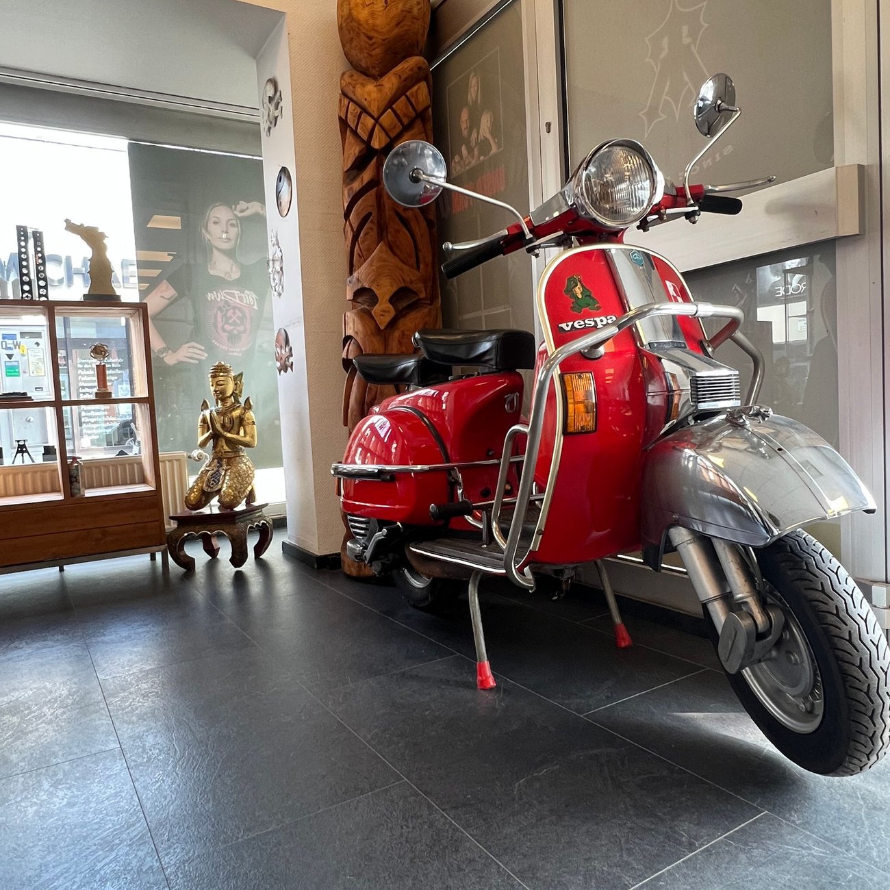 Studio Ambiente mit Vespa
